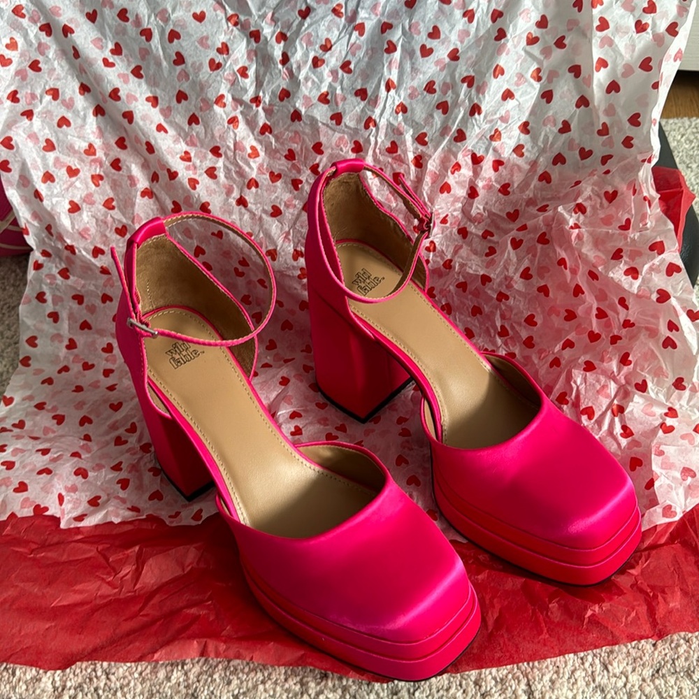 Woman’s Bianca size 8.5 platform heel hot pink color new without tags never worn
